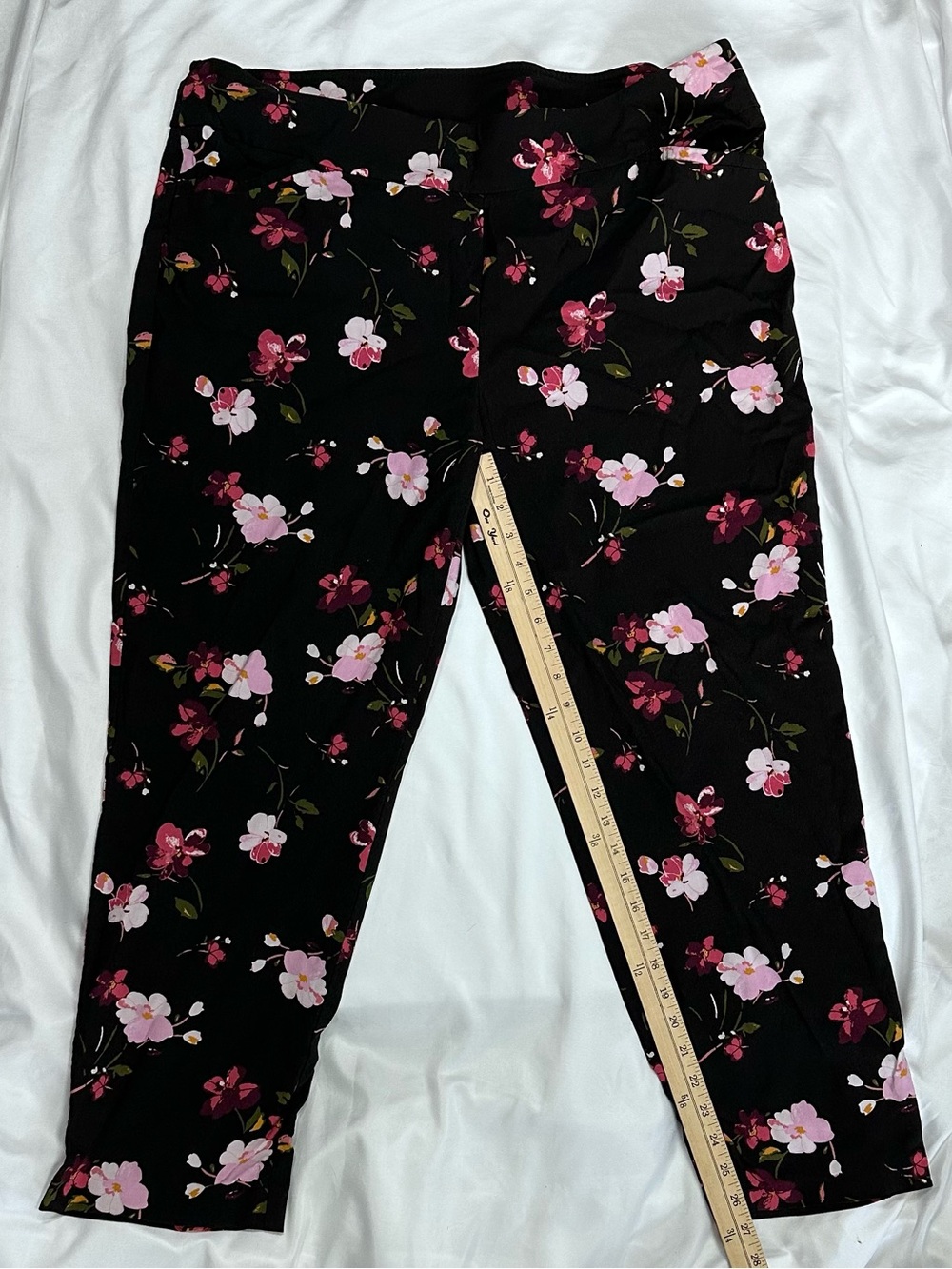 Terra & Sky Black Floral Capri Pants Size 1X - Picture 2 of 6
